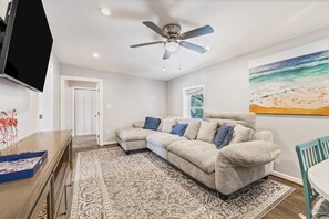 TV - Near DT MHC & AB Bridge~Pet Friendly~Boat Parking (Morehead City)