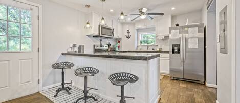 Réfrigérateur, micro-ondes, four, plaque de cuisson