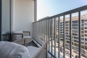 Un balcon donnant sur un ensemble d’immeubles modernes.