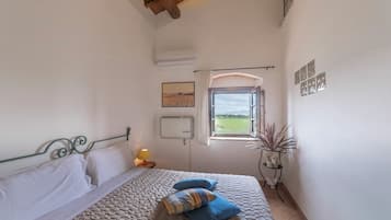 Classic-Doppelzimmer, Hügelblick | Individuell dekoriert, individuell eingerichtet, Schreibtisch