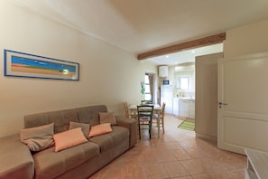 Classic Apartment, Garden View | Living area | 24-inch TV with digital channels - Agriturismo Cappellese (Rosignano Marittimo)
