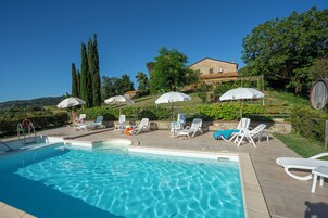 Una piscina al aire libre de temporada