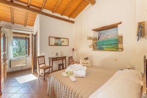 Phòng 3 có thiết kế đặc trưng, quang cảnh vườn | Trang trí khác biệt, trang bị nội thất với thiết kế riêng biệt, bàn