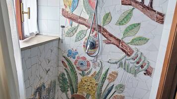 Doccia, asciugacapelli, asciugamani, sapone