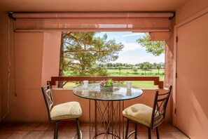 Dining - CASA FAIRWAY: Your Golf Course View (Phoenix, Arizona)