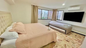 3 quartos, ferros/tábuas de passar roupa, acesso à internet