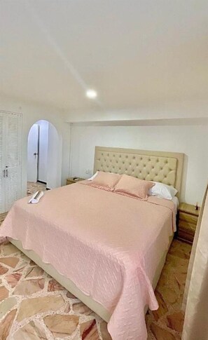 Tabla de planchar con plancha, internet y ropa de cama