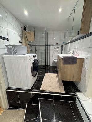 Haartrockner, Handtücher, Seife, Toilettenpapier