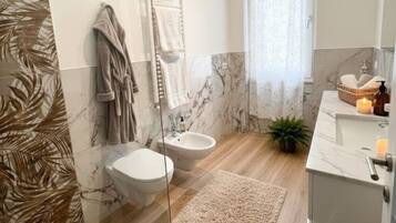 Doccia, asciugacapelli, bidet, asciugamani