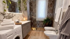 Een douche, een haardroger, een bidet, handdoeken