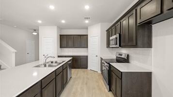 Mikrobølgeovn, ovn, kokeplater og oppvaskmaskin