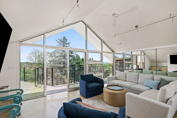 Televisión y chimenea 