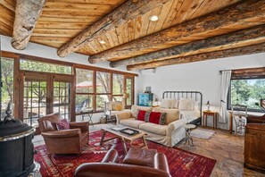 Televisión y chimenea 