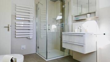 Dusche, Haartrockner, Toilettenpapier