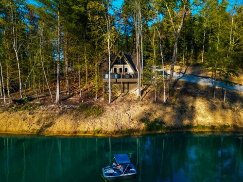 Cozy Luxury Cabin for Two on Pond w/ Hot Tub, Fire Pit & Game Room – 20 Mins to Red River Gorge