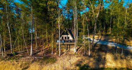 Cozy Luxury Cabin for Two on Pond w/ Hot Tub, Fire Pit & Game Room – 20 Mins to Red River Gorge