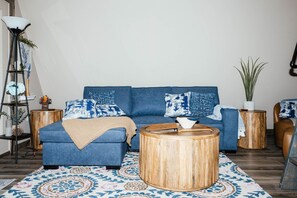 Een televisie, tafelvoetbal, een tafeltennistafel en boeken