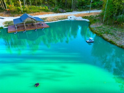 Luxury Tiny Cabin on Pond w/ Hot Tub, Loft & Resort Game Room – 20 Mins to Red River Gorge