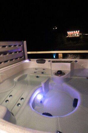 Outdoor spa tub - Luxury Tiny Cabin on Pond w/ Hot Tub, Loft & Resort Game Room – 20 Mins to Red River Gorge (Campton)