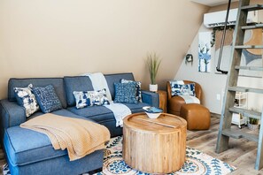 Een televisie, tafelvoetbal, een tafeltennistafel en boeken