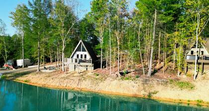 Luxury Tiny Cabin on Pond w/ Hot Tub, Loft & Resort Game Room – 20 Mins to Red River Gorge