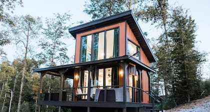 Hemlock – Hillside King Cabin w/ Hot Tub, Fire Pit & Pond Views | 20 Mins to Red River Gorge