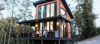 Hemlock – Hillside King Cabin w/ Hot Tub, Fire Pit & Pond Views | 20 Mins to Red River Gorge