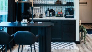 Una cocina moderna con una isla central, electrodomésticos negros y un salpicadero con estampado.