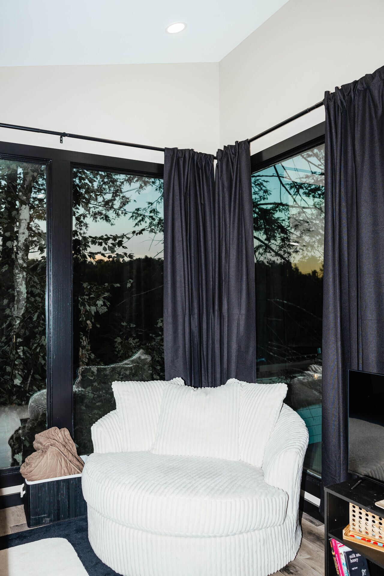 Televisión, futbolito, tenis de mesa y libros 