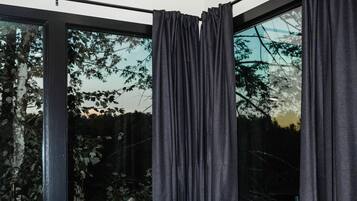 Télévision, baby-foot, table de tennis de table, livres