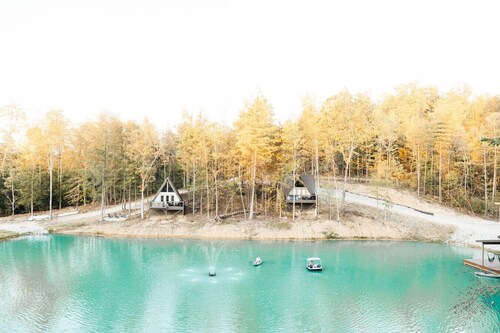 Still Water – Luxury King Cabin Overlooking the Pond w/ Hot Tub, Fire Pit