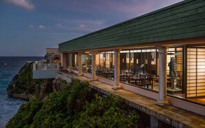 تناول الطعام بالخارج