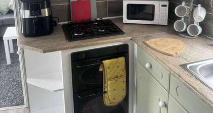 Cosy 2-bedroom Caravan With Decking
