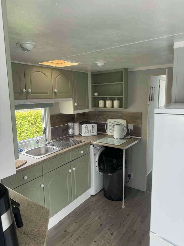 Buzdolabı, mikrodalga fırın, fırın, set üstü ocak 