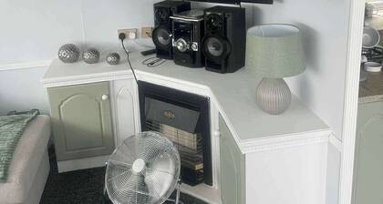 Cosy 2-bedroom Caravan With Decking