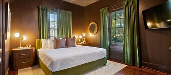Historic 1909 Gem on the Bourbon Trail w/4 King Beds