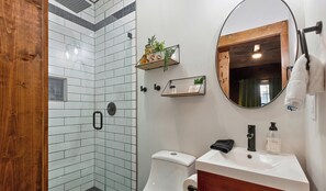 Séchoir à cheveux, serviettes fournies, savon, papier de toilette