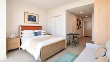 Studio Deluxe, balcon, vue ville | Coin séjour | Télévision à écran plat de 65 pouces avec chaßnes par cùble