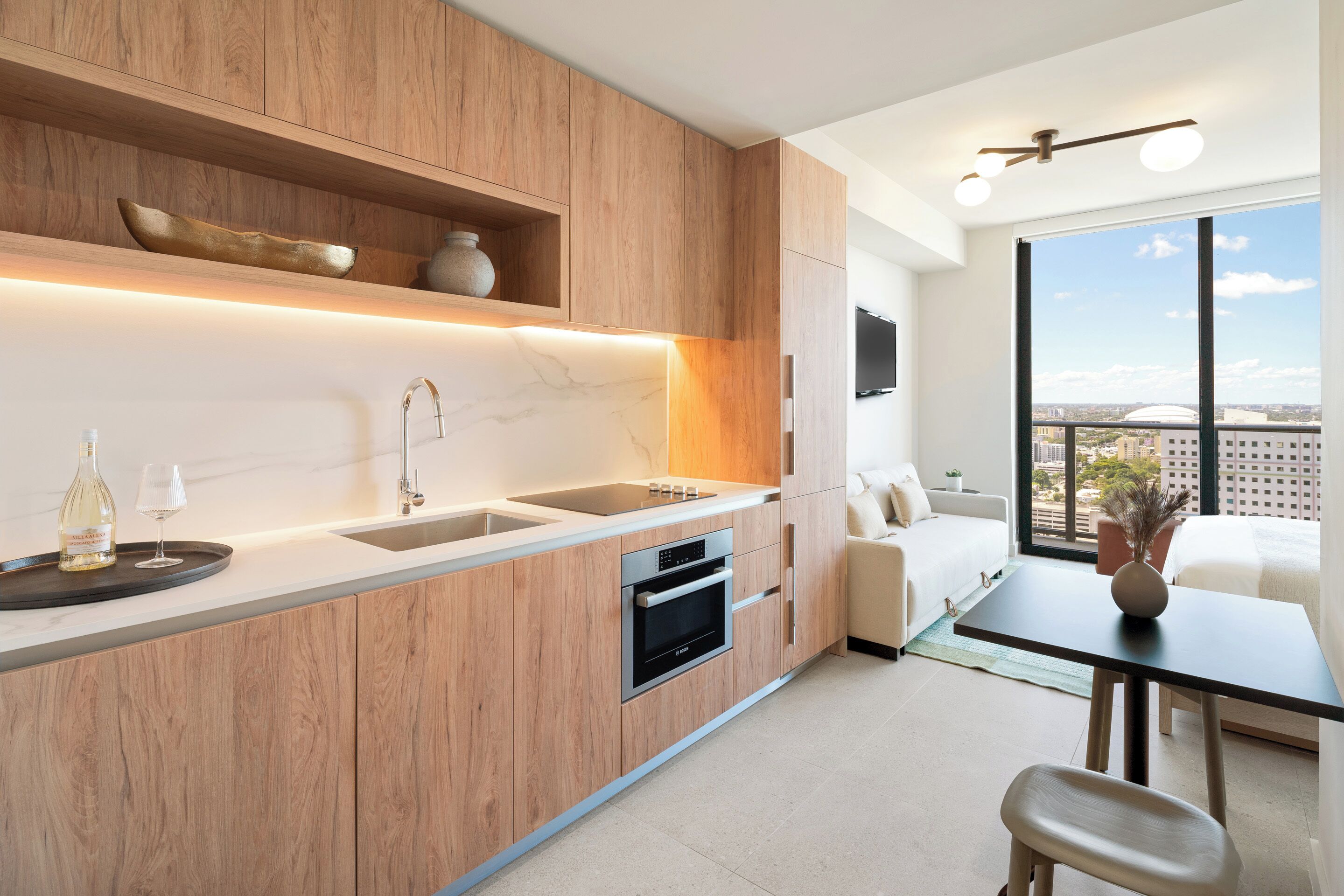 Deluxe studio, balkon, uitzicht op de stad | Privékeuken | Een koelkast met diepvriezer, een microgolfoven, een oven, een kookplaat