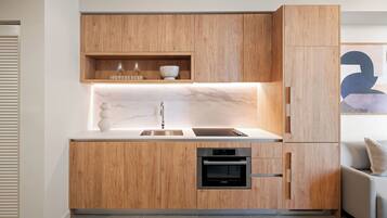 Grand réfrigérateur, micro-ondes, four, plaque de cuisson