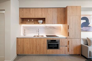 Full-size fridge, microwave, oven, stovetop - The Crosby Miami World Center (Miami)