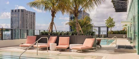 Utendørsbasseng, bassengparasoller og solsenger