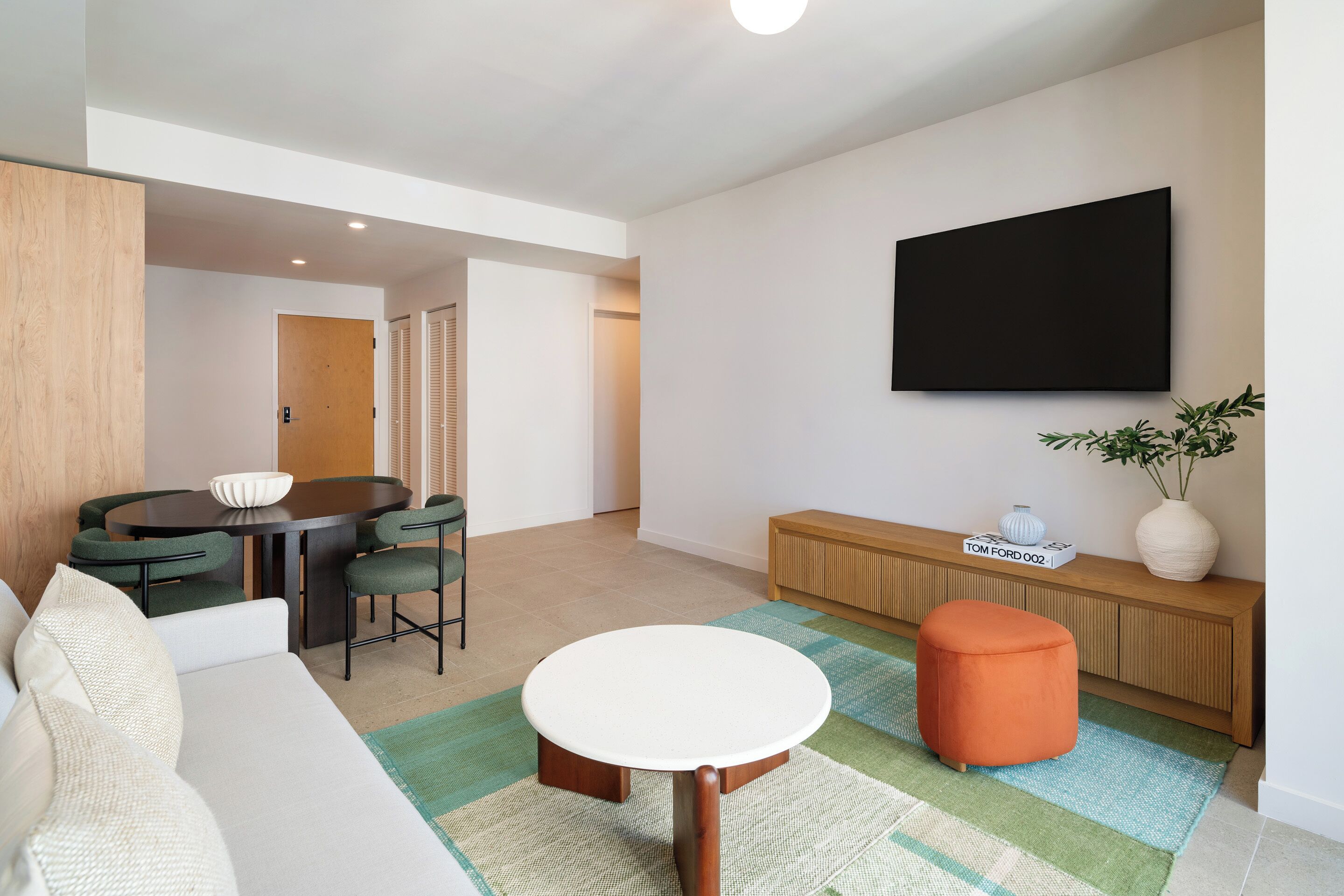 Deluxe suite, 1 kingsize bed met slaapbank, balkon | Woonruimte | Een 65-inch flatscreentelevisie met kabelzenders