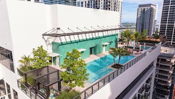 Piscine extérieure, parasols de plage, chaises longues