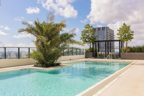 Piscine extérieure, accès possible de 7 h à 19 h, parasols