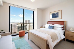 Studio Basic, balkon, pemandangan kota | Seprai katun Mesir, seprai premium, bantalan ekstra lembut, dan minibar