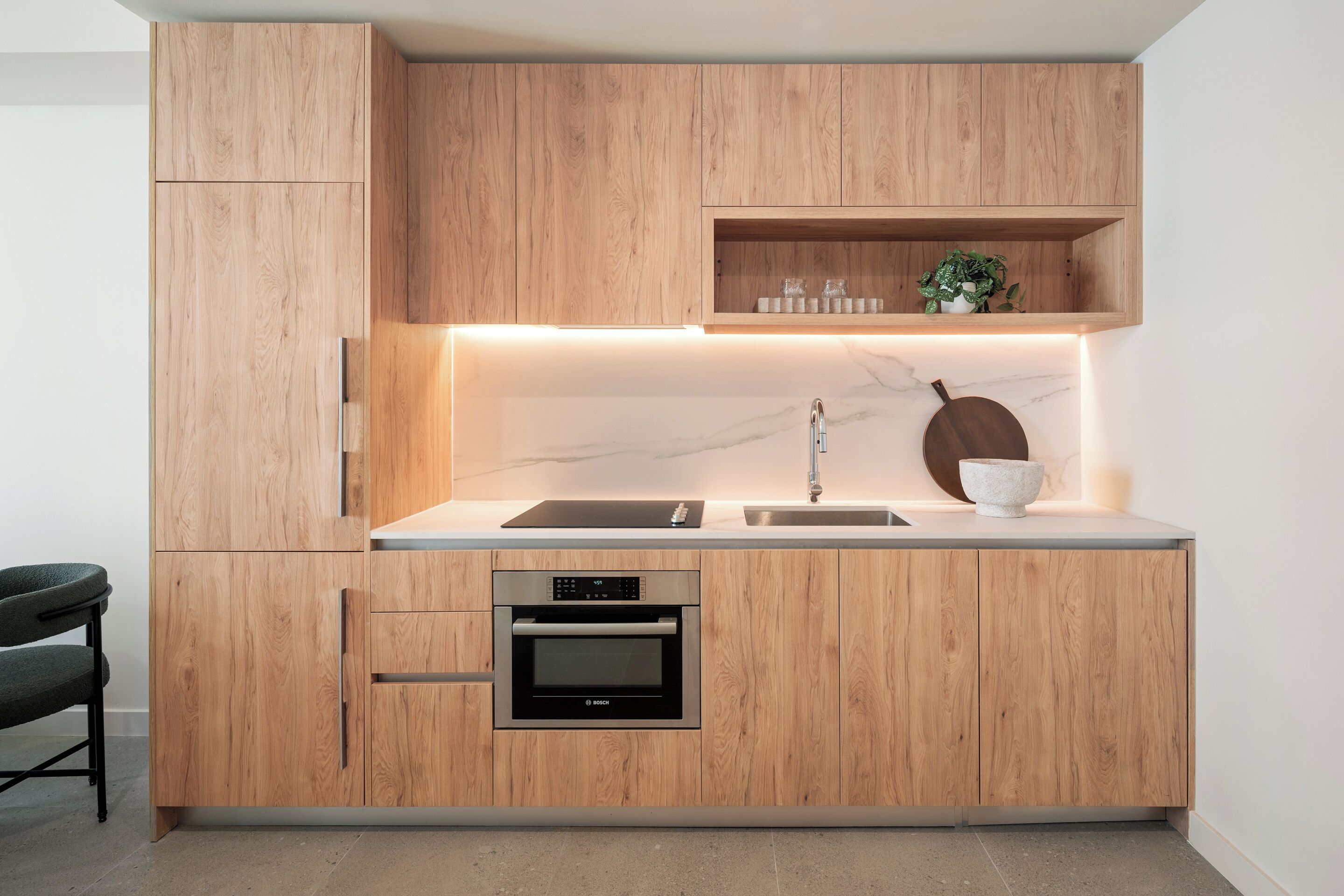 Suite Deluxe, 1 très grand lit et 1 canapé-lit, balcon | Cuisine privée | Grand réfrigérateur, micro-ondes, four, plaque de cuisson