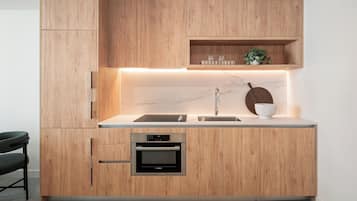 Suite Deluxe, 1 trÚs grand lit et 1 canapé-lit, balcon | Cuisine privée | Grand réfrigérateur, micro-ondes, four, plaque de cuisson