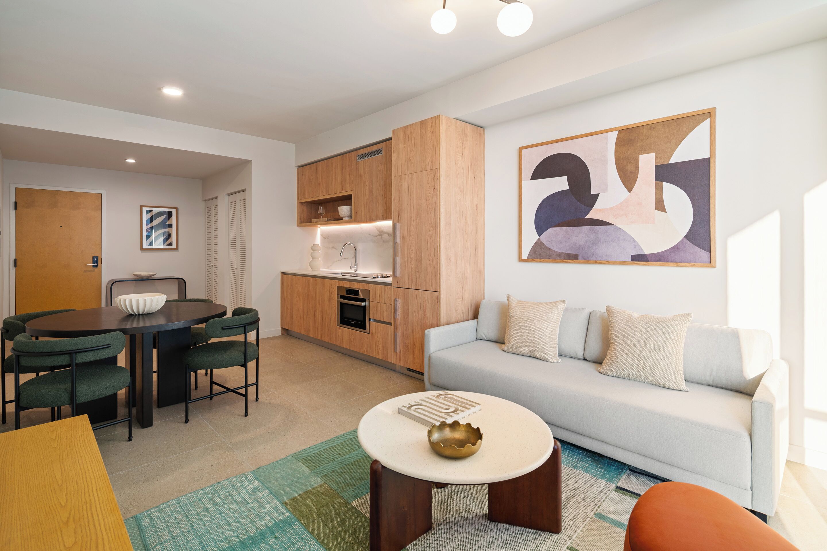 Een 65-inch flatscreentelevisie met kabelzenders