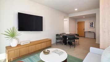 65-tums platt-tv med kabelkanaler